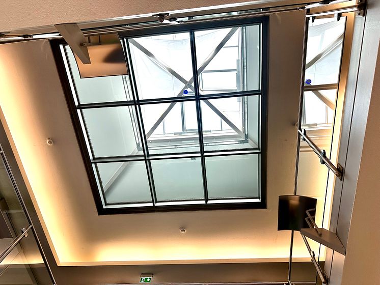 Die neue Stahlunterkonstruktion mit ihren neun Feldern für die Glasscheiben bringt viel Licht ins Gebäudeinnere und erhellt auch die tiefer liegenden Büro- und Besprechungsräume. 