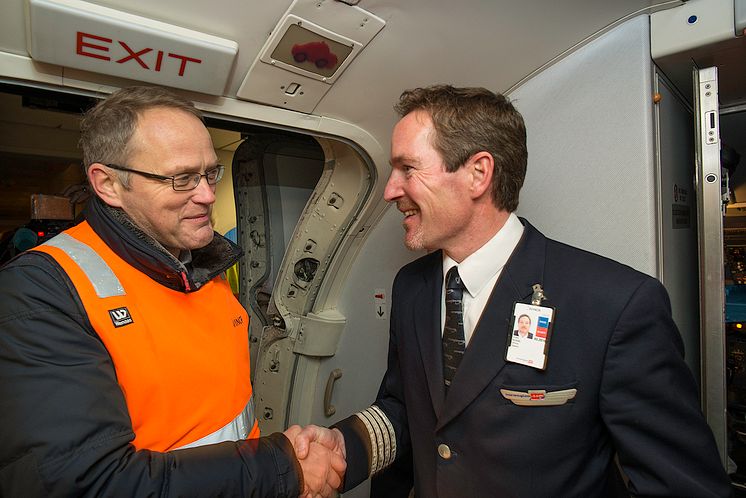 Kaptein Johnny Silberg overleverer LN-KKW til direktør for Norsk Luftfartsmuseum, Erling Kjærnes.