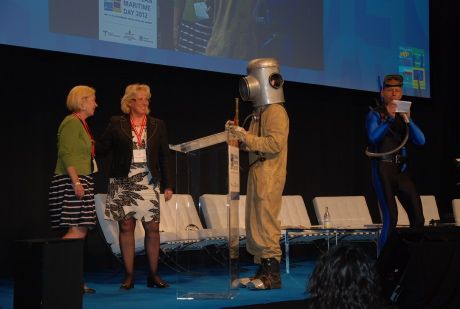 Anneli Hulthén, kommunstyrelsens ordförande i Göteborg, och miljöminister Lena Ek tillsammans med artistduon "Vattenmannen och Speed" på European Maritime Day i Göteborg, 21 maj