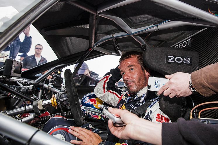 Sébastien Loeb intervjuas av pressen efter segern i Pikes Peak 2013