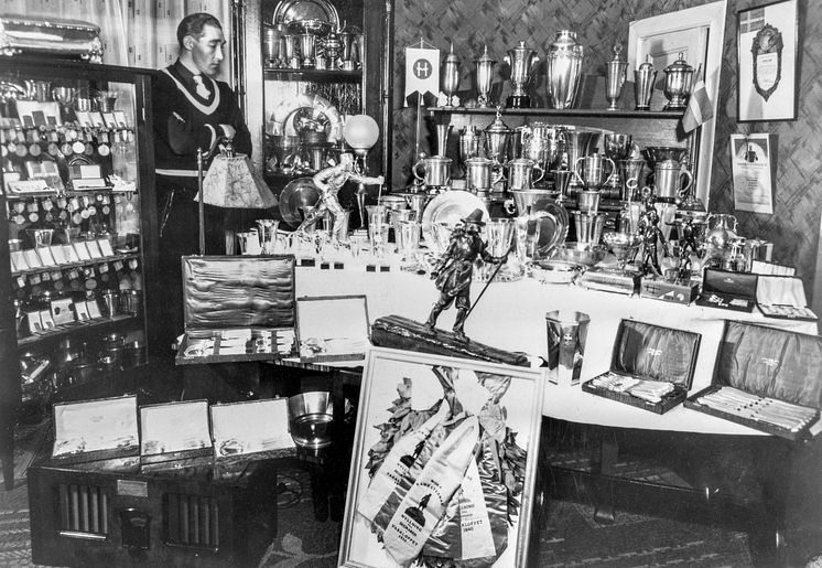 Arthur Häggblad med sin prissamling och Vasaloppets segertrofe i centrum - Foto Västerbottens museum