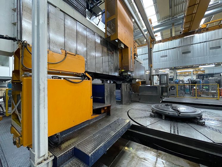 2 SCHIESS 18000x4500mm Portal Mill in Gantry design with integrated rotary table