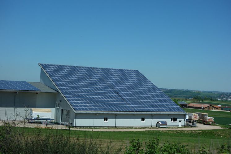 Photovoltaik_aufLagerhalle_2017_BeateSchade