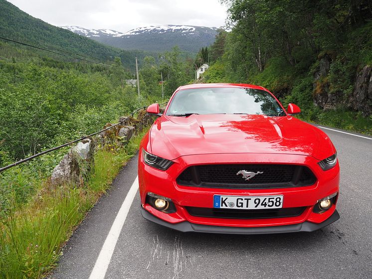 Nye Mustang GT i typiske norske omgivelser