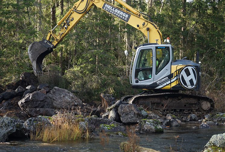 Grävmaskin restaurerar vattenmiljö