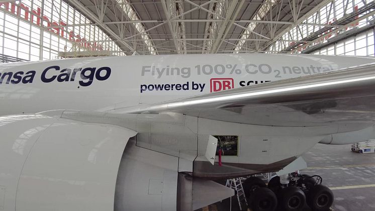 Making of - Side walk - Lettering "Flying 100% CO2 neutral powered by DB Schenker" on D-ALFG