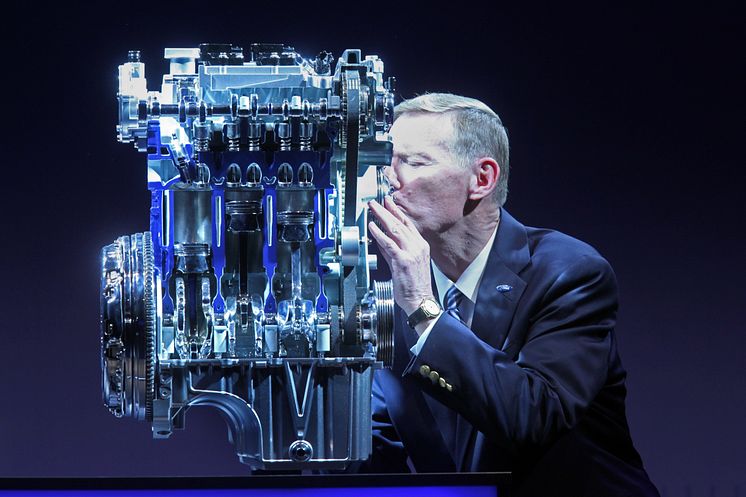 Adm. dir. Alan Mulally i Ford Motor Company kysser motoren som nylig har blitt kåret til verdens beste bilmotor. 