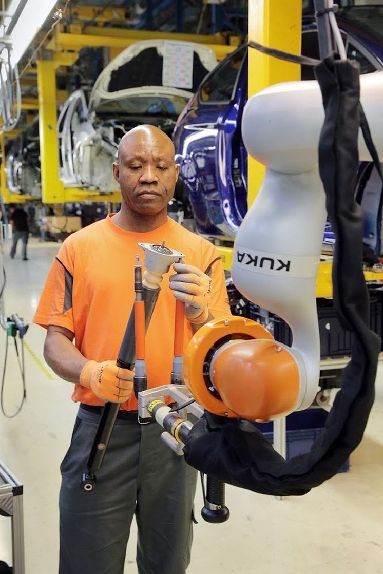 Högupplöst - Människa och robot jobbar hand i hand hos Ford