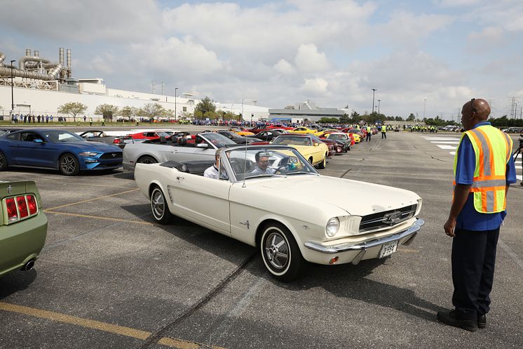 Den första bilen som rullade av bandet var en Wimbledon-vit Mustang GT V8 cabriolet.