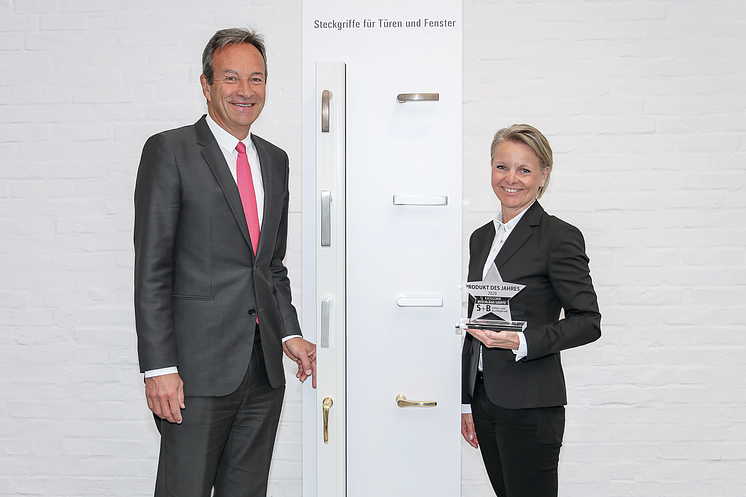 FSB-Geschäftsführer Jochen Bauer (l.) und Bereichsleiterin Marketing, Produktmanagement & Design Karin Padinger, freuen sich über die Auszeichnung der Fachzeitschrift Schloss+Beschlagmarkt.