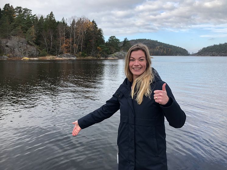 Lena Kempe, VD på Daftö Resort, vid platsen där vrakdelar upptäckts
