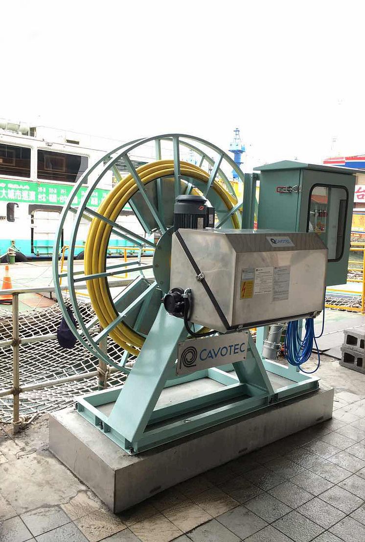 Charging unit used to connect an e-ferry to electrical power 