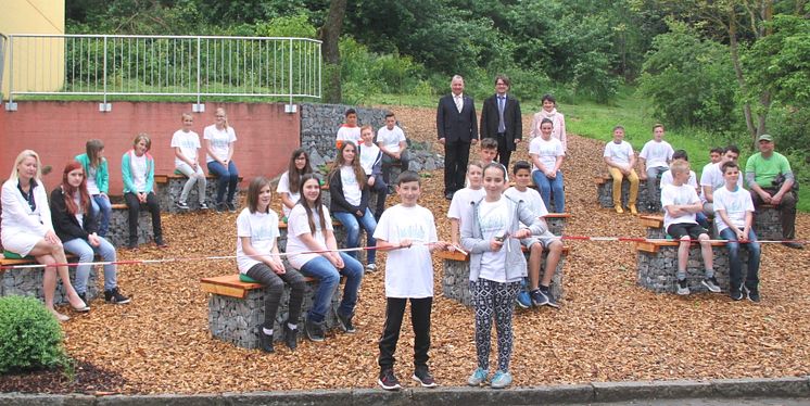 Die Schlaugärtner der Mittelschule Ensdorf stellen ihren neuen Pausenhof vor.
