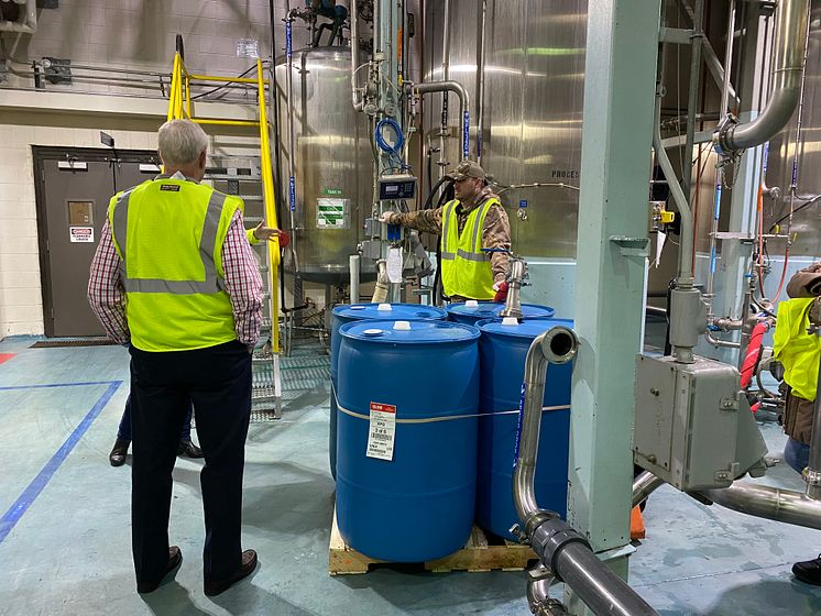 Senator Steve Womack bekam vor Ort einen Einblick in die Produktionsstätte.