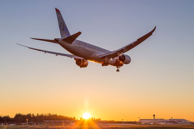 Norwegianin Boeing 787 Dreamliner ja auringonlasku