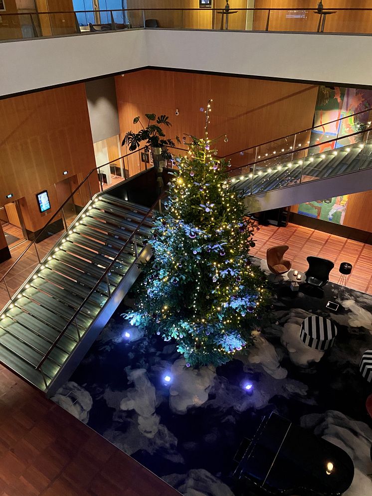 Ensomt juletræ på Clarion Hotel Copenhagen Airport