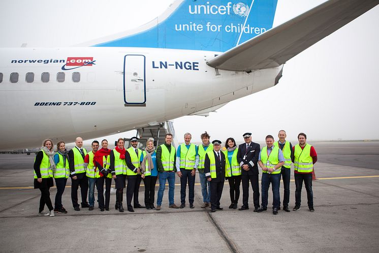 Group image of UNICEF and Norwegian's aid flight to Jordan