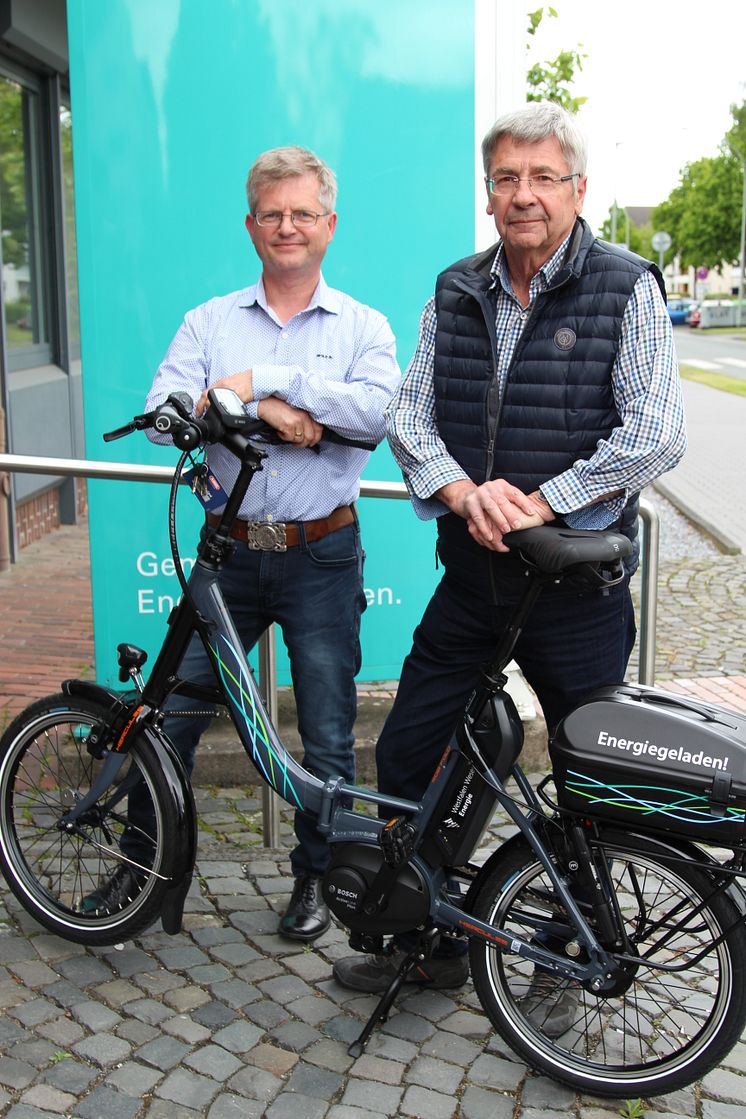 Frank Borgmeier und Hermann Lauhof freuen sich über das Klapp E-Bike für die Soldatenkameradschaft Kleinenberg (v.l.).