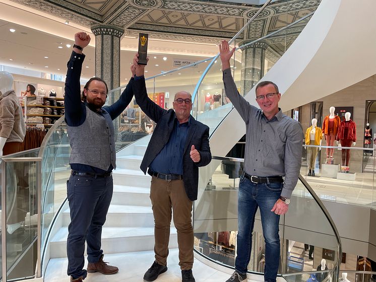 Artur Schiller, Jürgen Krack und Peter Wedel (von links) freuen sich über den Deutschen Metallbaupreis, den das Unternehmen bereits zum zweiten Mal für sich entscheiden konnte