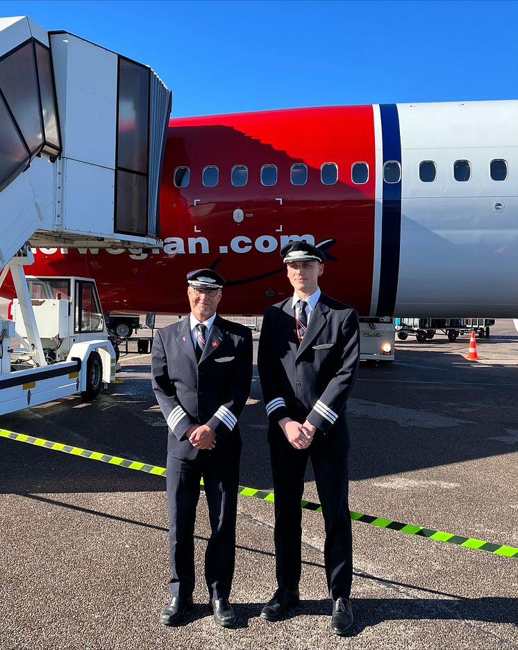 Kapten Erik Bonnevier och Styrman Joakim Berggren inför premiärflygningen på Växjö Småland Airport