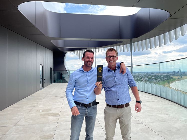 Michael Greb (links) und Marc Goedert vom Fassaden-Spezialist Ebener jubeln gemeinsam