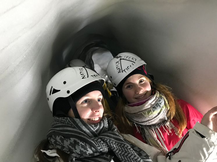 Cecilie Woldum Pedersen og Sarah Kristiansen i Natur Eis Palast, som er en stor og imponerende gletsjerspalte i Østrig. 