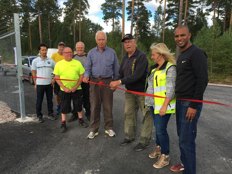 Alvar Olsson och Åke Fransson klipper bandet till nya återvinningscentralen i Österfärnebo tillsammans med personal på Gästrike återvinnare