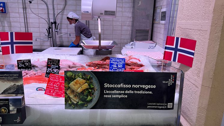 Tydelig merking av norsk tørrfisk i italiensk butikk
