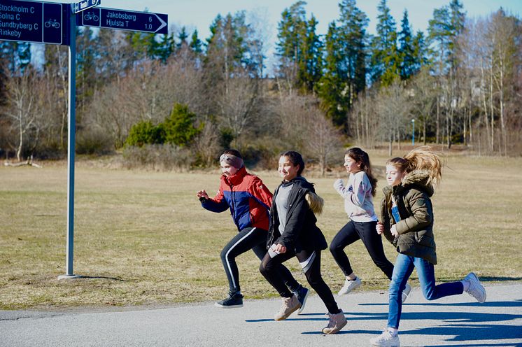 1 april: Barn i Sverige och världen sprang 100 varv runt jordklotet för en bättre värld
