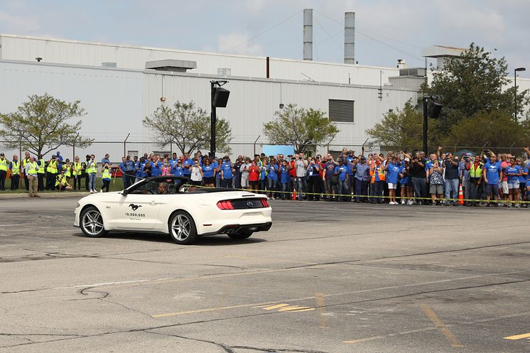 Ford Mustang nummer 10 000 000 visar upp sig utanför Fords fabrik.