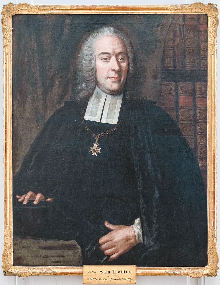 Biskop Samuel Troilius avmålad 1752 av Lorens Pasch d.ä. och avfotograferad i sin grav 1958 (Västerås länsmuseum).
