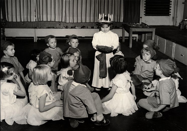 En grupp barn firar lucia ca 1955-1965, Foto Karl Heinz Hernried, Nordiska museet