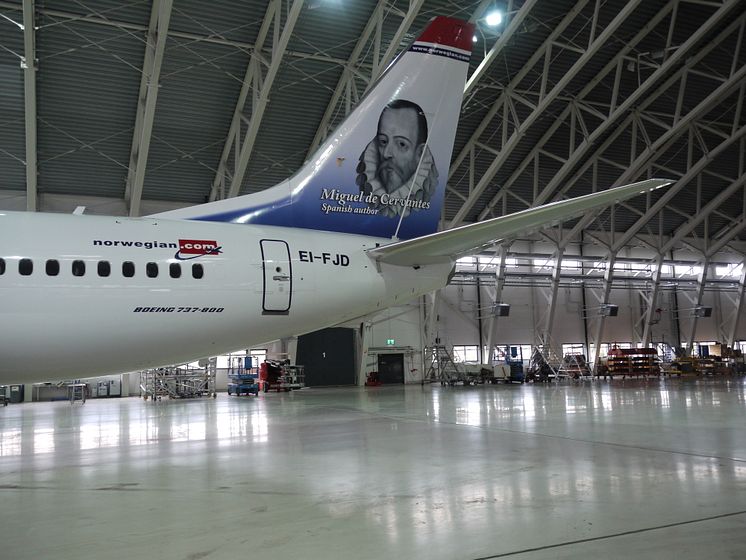 Spanske Miguel de Cervantes, forfatter av den verdensberømte romanen Don Quixote, pryder halen på et av Norwegian sine Boeing 737-800. 