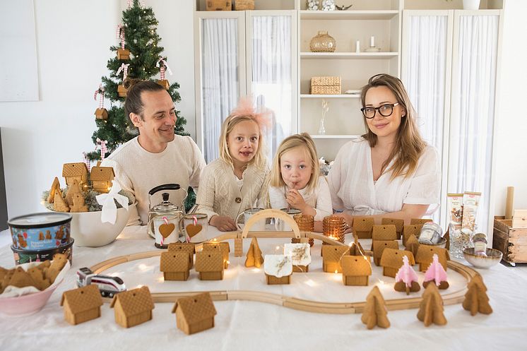 Familj bygger Pepparkakeland med Gille produkter