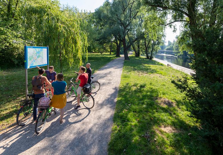 Ride a bike through the green of the city (c) PMSG André Stiebitz