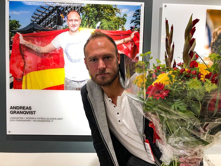 Andreas Granqvist får sitt porträtt avtäckt på Malmö Airport. Foto Christian Örnberg