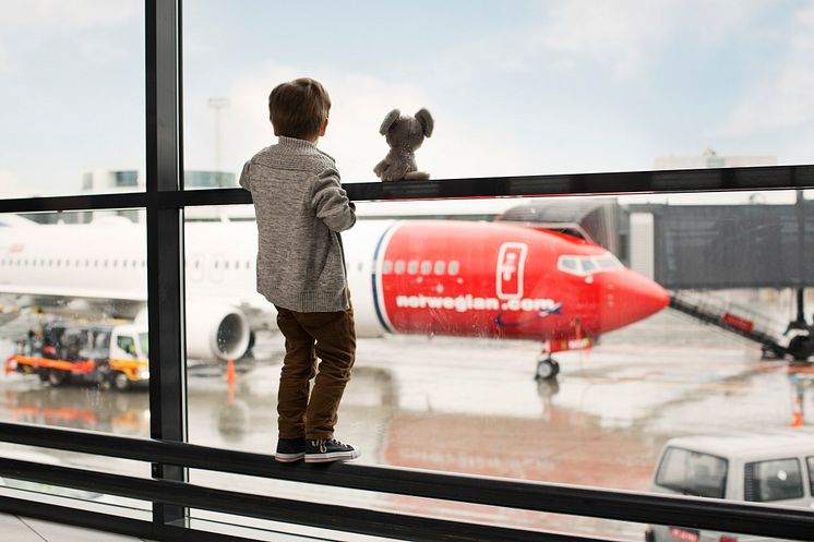 Child at airport 