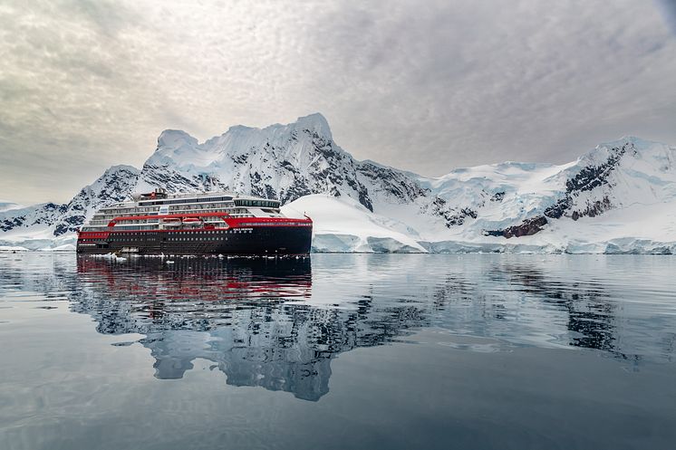 MS Roald Amdunsen Paradise-Bay-Antarctica Photo Oscar Farrera Hurtigruten Expeditions