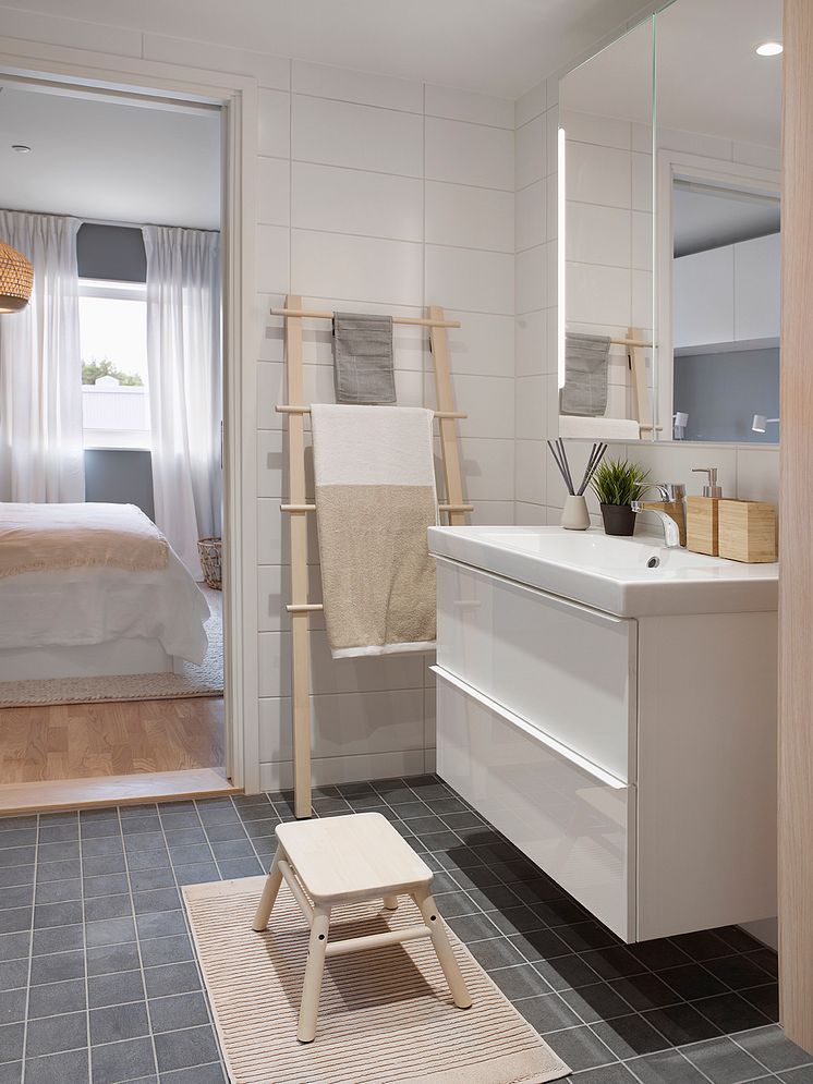 Bad med inngang til soverom, leilighet fra BoKlok i Vingesvingen, Nannestad.