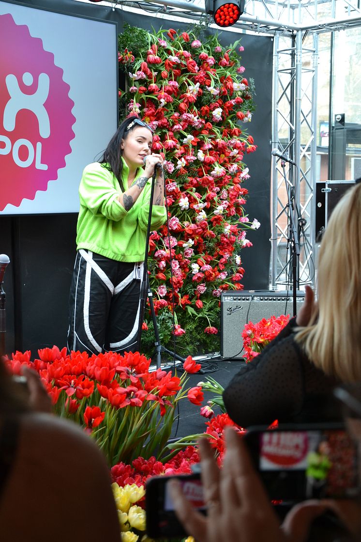 Miriam Bryant uppträder på Blomsterfrämjandets och MixMegapols tulpankonsert