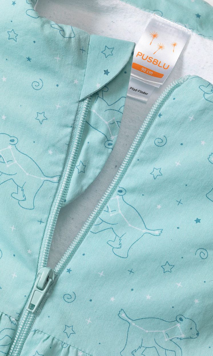 Detail am Halsausschnitt eines Schlafsacks der Kindertextilmarke PUSBLU von dm