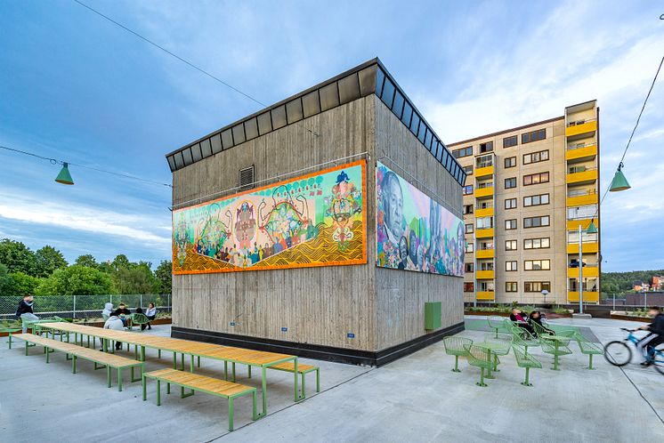 Fittja urban park. Långbordet, in collaboration with White Architects. Korg furniture group, designed by Thomas Bernstrand. THE ART CUBE, Artistic director Saadia Hussain, Botkyrkabyggen 2015–2020.