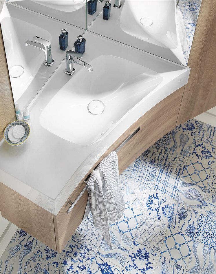 Sys30-Ecklösung von burgbad: Ein Möbel, das Waschtisch, Schränke, Spiegel und Beleuchtung zu einer kompakten Einheit zusammenfasst.