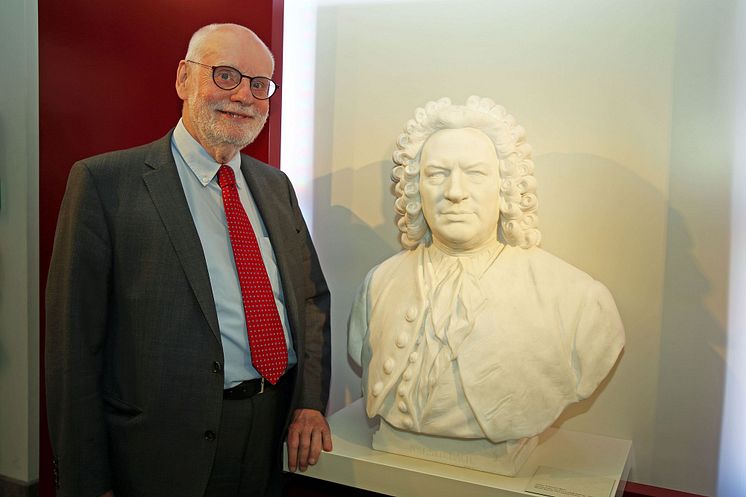Ton Koopman mit Bach-Büste im Bach-Museum Leipzig