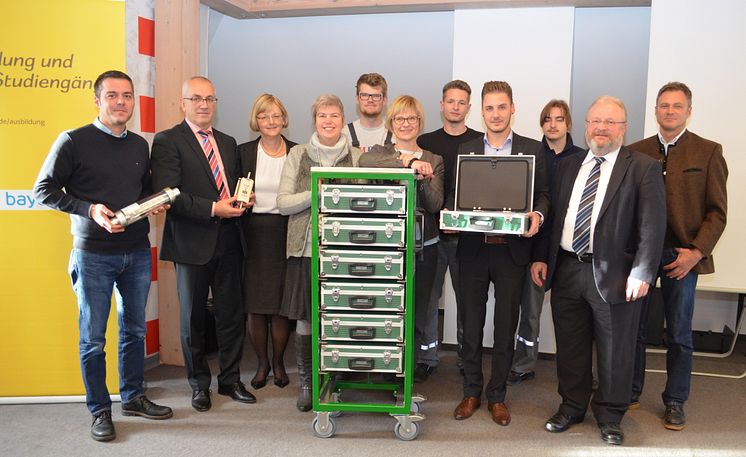 Für das langjährige Engagement beim Sammeln und Recycling von Überstromschutzorganen bekam das Bayernwerk als Belohnung einen Lernzirkelwagen für die Ausbildung