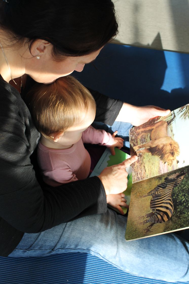 Marianne leser i Krokenskogen Kanvas-barnehage