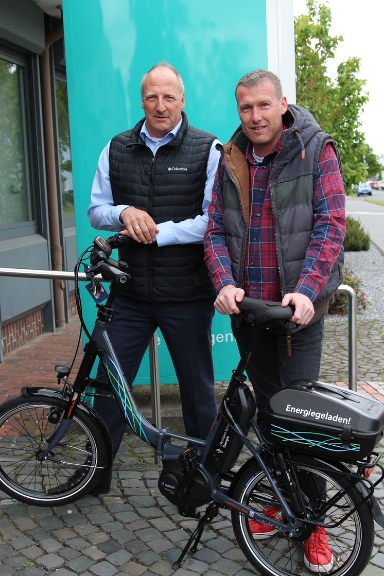 Stephan Hötger und Thorsten Düchting freuen sich über das Klapp E-Bike für den SV Brenken (v. l.)