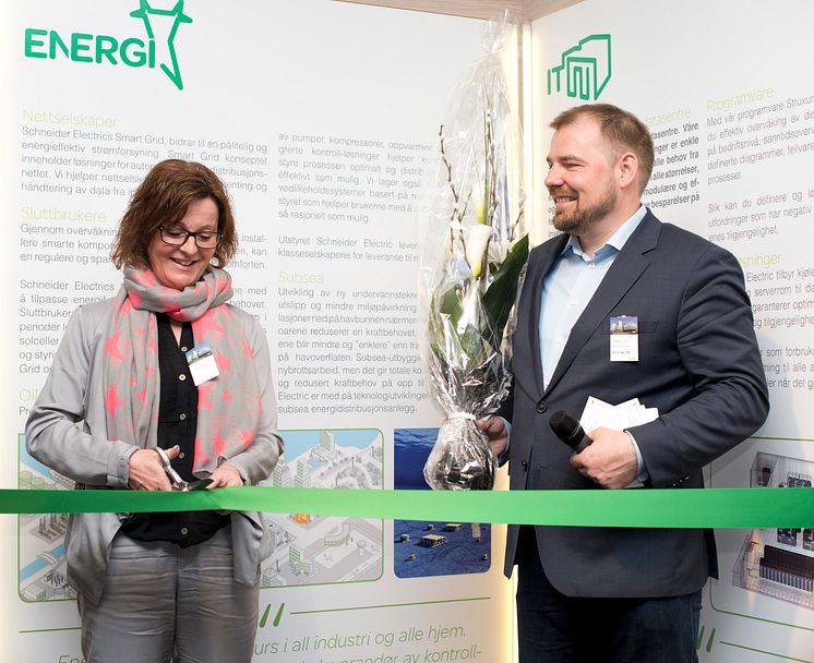 Magni Fossbakken og Christian Hemmingsen fra ENOVA stod for snorklippingen ved den offisielle åpningen av det nye hovedkontoret til Schneider Electric
