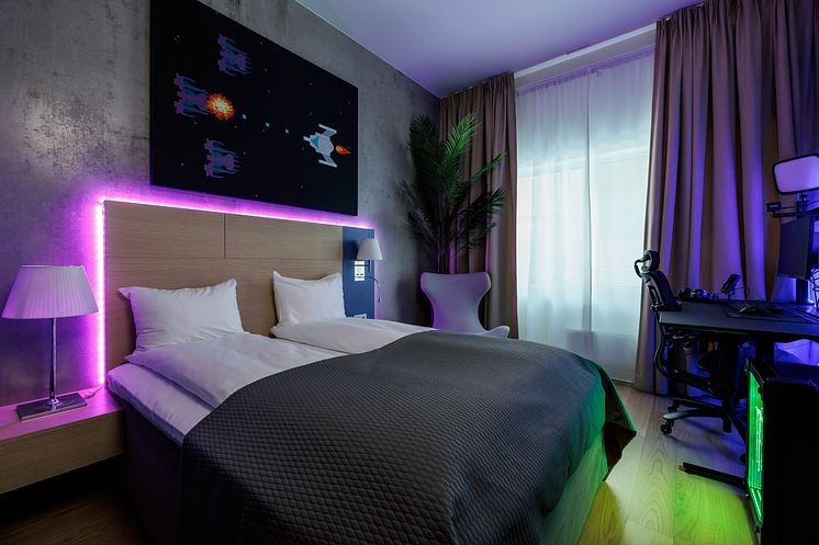bed-decorations-gaming-room-quality-hotel-expo