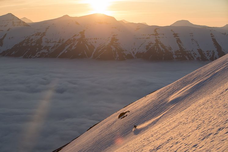 Tip 1_Paddy Graham cruising the sunset at Viking Heli Ski in Iceland_Filming for Legs of Steel Film Same Difference_Photocredit Richard Walch